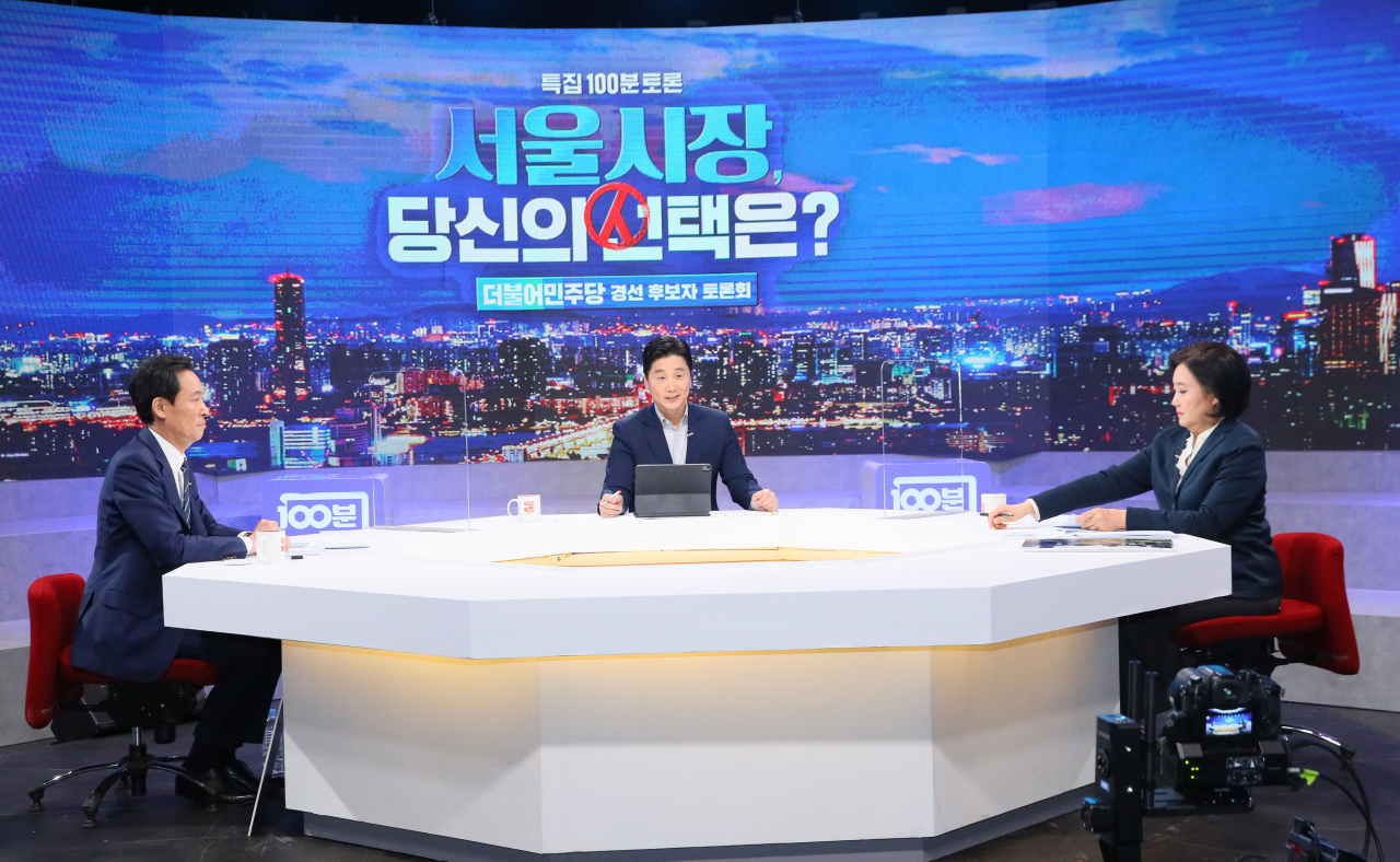 우상호(왼쪽)·박영선 더불어민주당 서울시장 경선후보가 15일 서울 마포구 상암동 MBC에서 열린 '100분 토론'에서 민주당 서울시장 후보 경선 토론을 하고 있다. [연합]