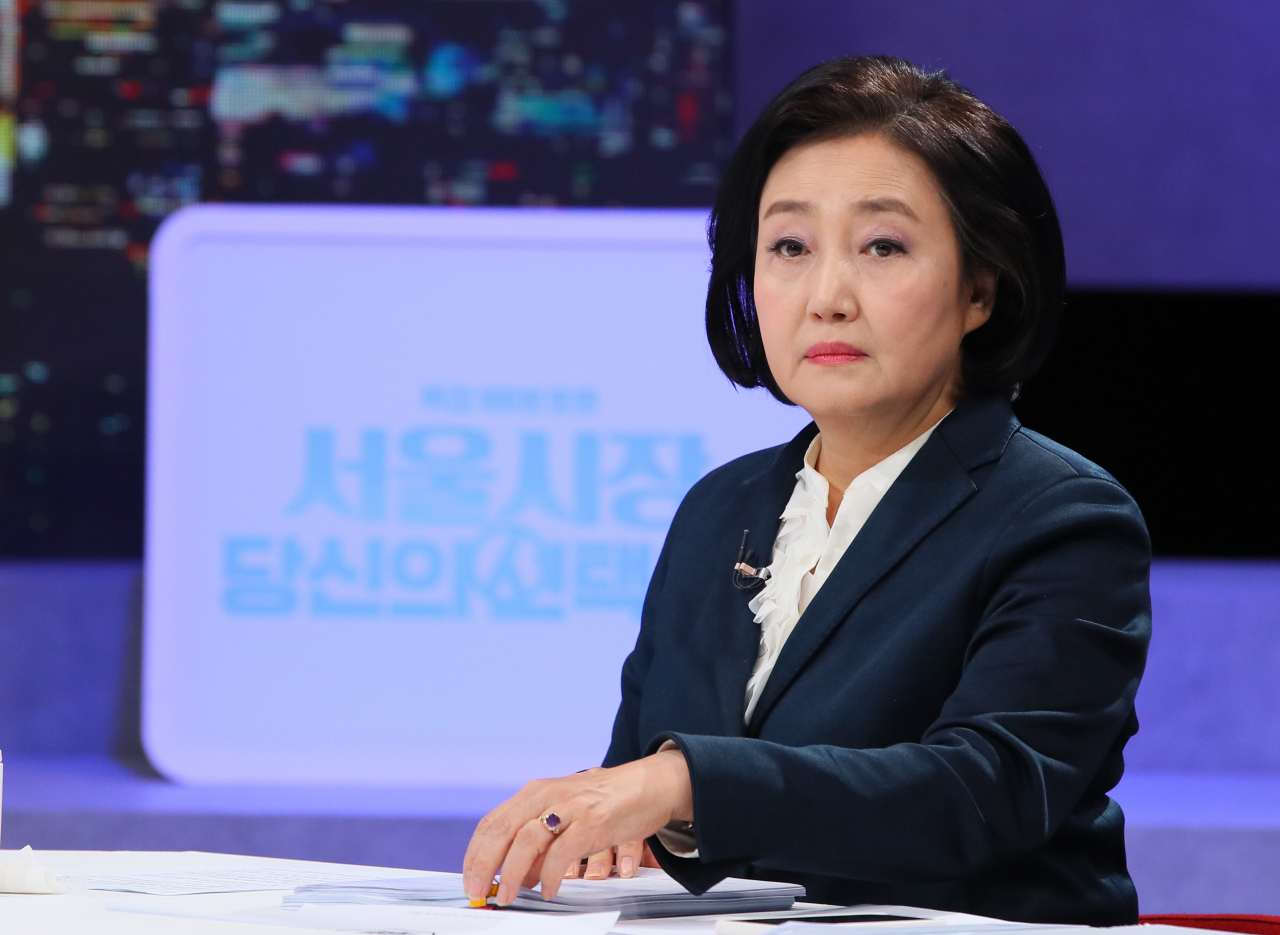 더불어민주당 박영선 서울시장 경선후보가 15일 서울 마포구 상암동 MBC에서 열린 '100분 토론, 더불어민주당 서울시장 후보 경선 토론회'에서 우상호 경선후보와 토론을 하고 있다. [국회사진기자단]