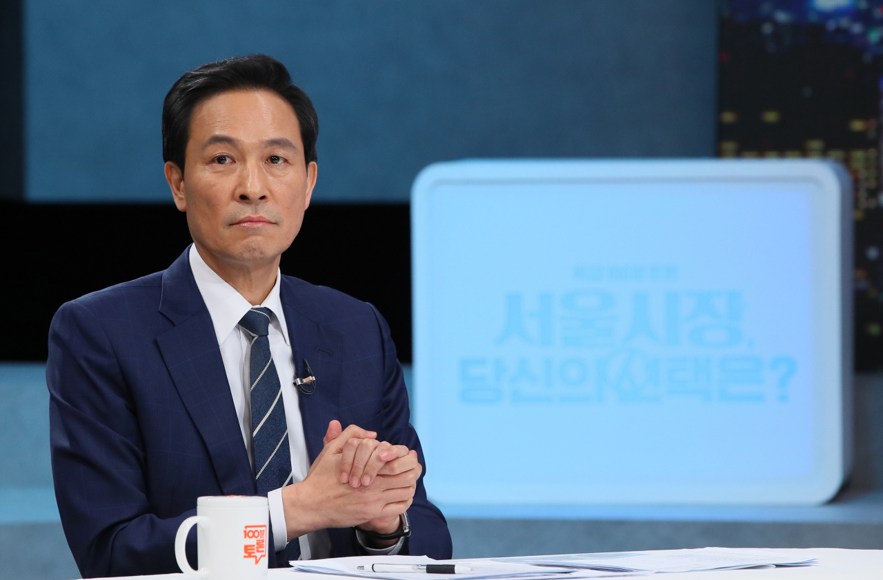 우상호 더불어민주당 서울시장 경선후보가 15일 서울 마포구 상암동 MBC에서 열린 '100분 토론, 더불어민주당 서울시장 후보 경선 토론회'에서 박영선 경선후보와 토론을 하고 있다. [연합]