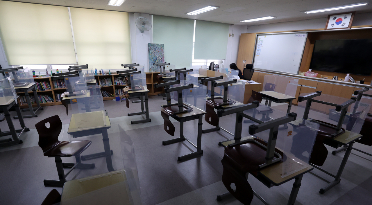 지난 달 28일 서울 노원구 용원초등학교에서 한 교사가 교실에서 원격수업을 하고 있는 모습. [연합]