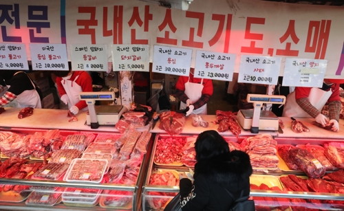 서울 경동시장에서 국산 쇠고기를 구매하는 시민. [연합뉴스]