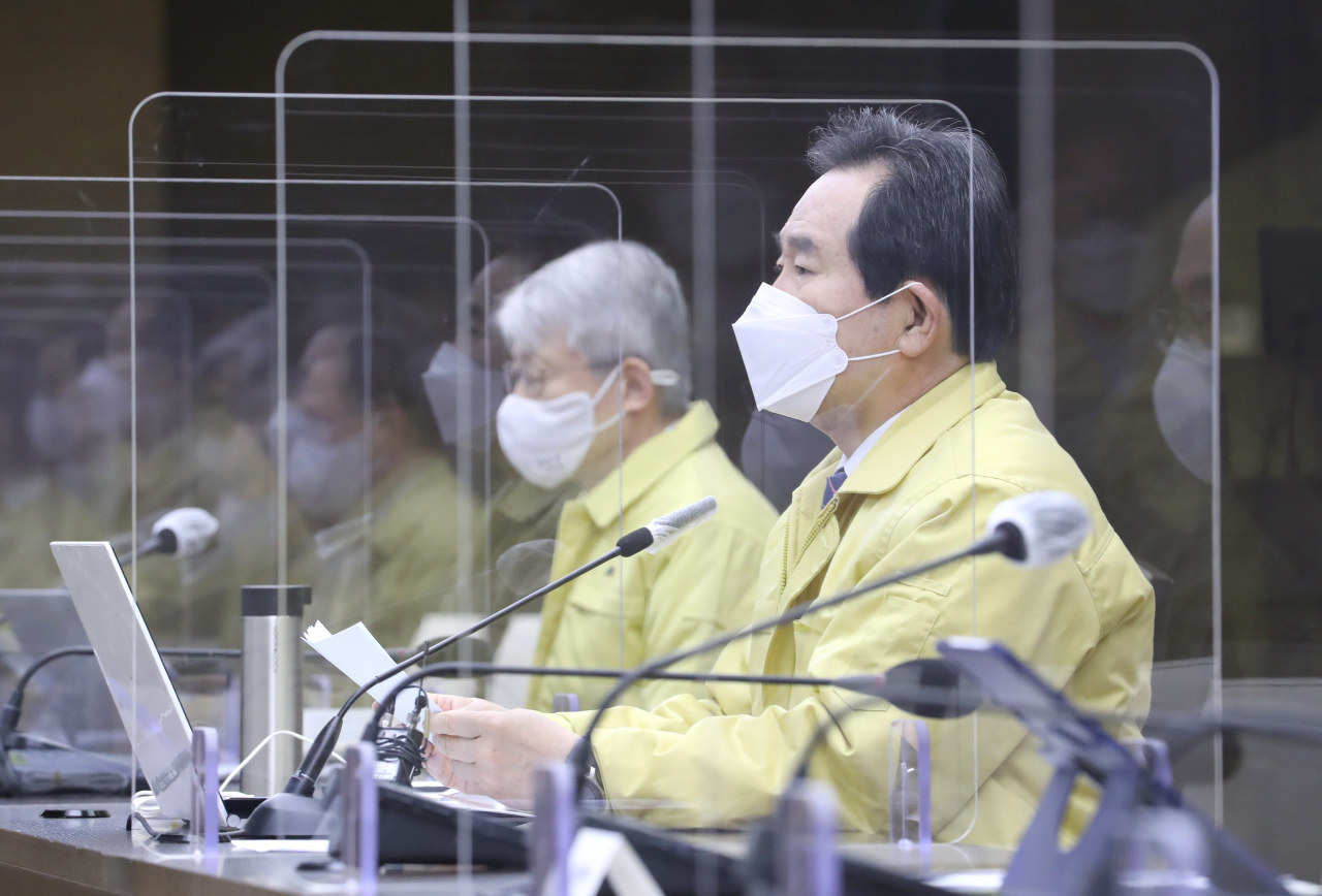 정세균 국무총리(오른쪽)가 16일 오전 세종시 정부세종청사에서 열린 신종 코로나바이러스 감염증(코로나19) 대응 중앙재난안전대책본부 회의를 주재하며 발언하고 있다. [연합]