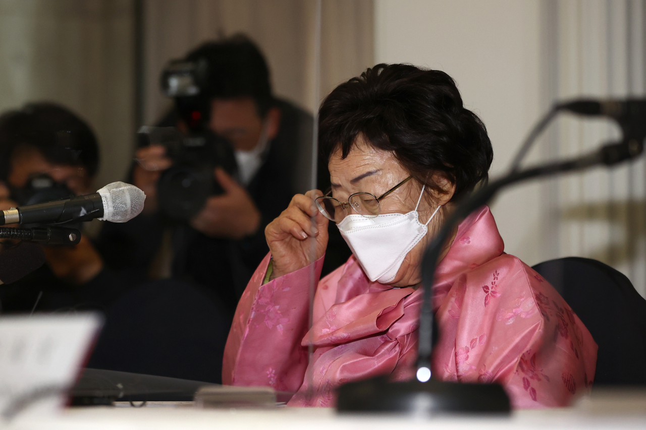 일본군 ‘위안부’ 피해자 이용수 할머니가 16일 오전 서울 중구 프레스센터에서 ‘일본군 위안부 문제 유엔 국제사법재판소 회부 촉구 기자회견’을 하고 있다. [연합]