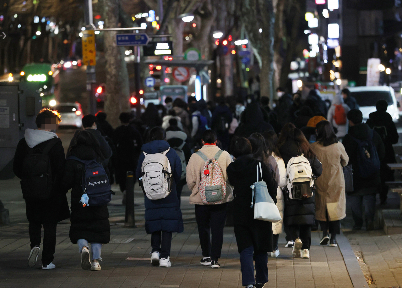 서울 강남구 대치동 학원가에서 학생들이 이동하고 있다. [연합]