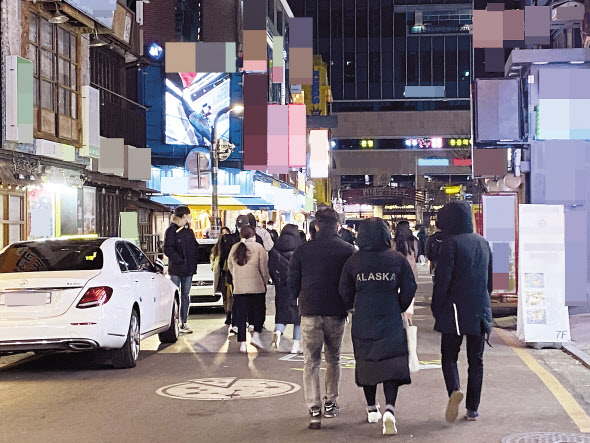 지난 15일 오후 10시께 서울 광진구 ‘건대맛의거리. 식당의 영업 시간 끝나자 시민들이 일제히 나와 발길을 옮기고 있다. 주소현 기자 /addressh@heraldcorp.com