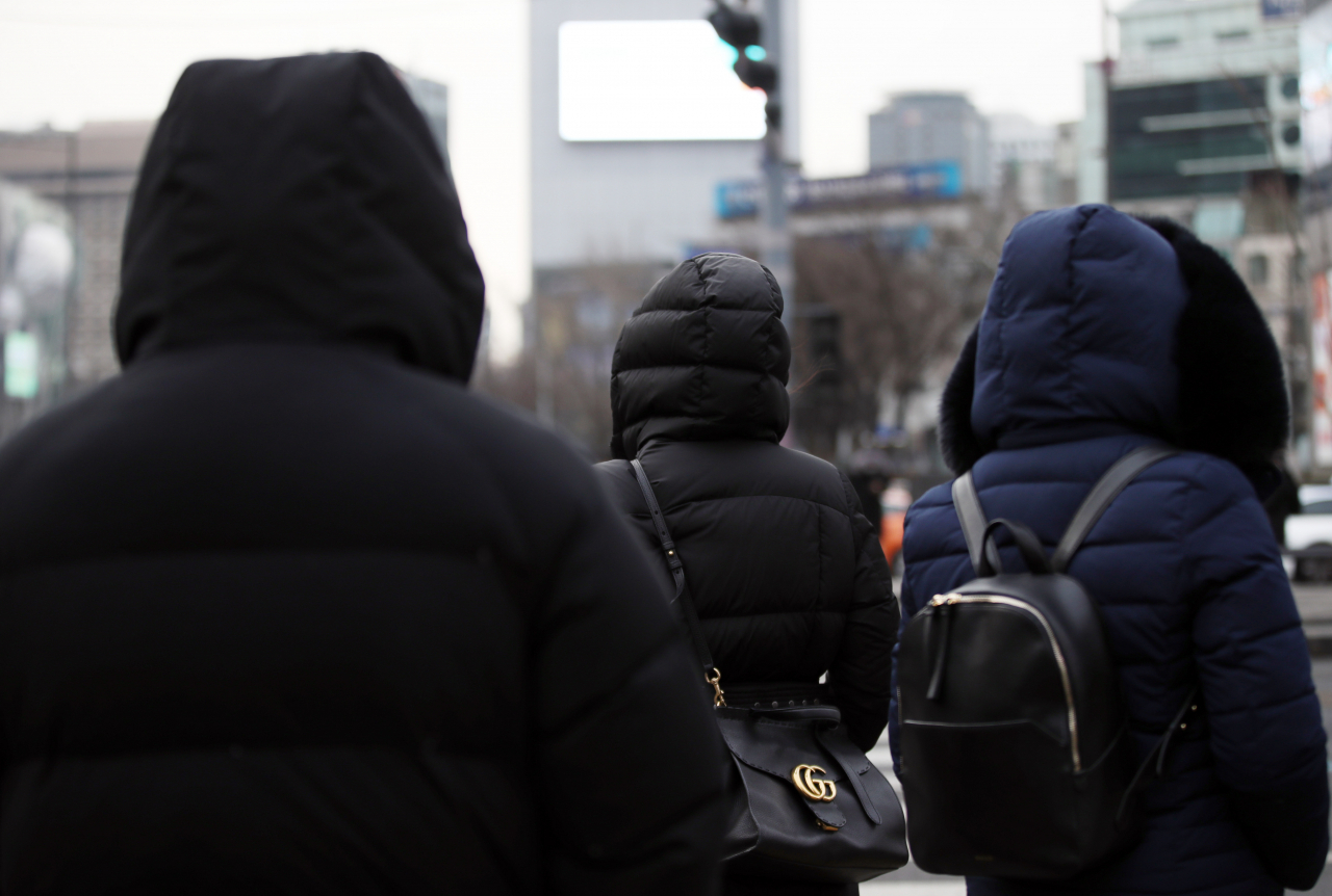 전국 아침 기온이 전날에 비해 10도 이상 떨어져 추운 날씨를 보인 16일 오전 두꺼운 복장을 한 시민들이 서울 종로구 광화문 사거리를 지나고 있다. [연합]