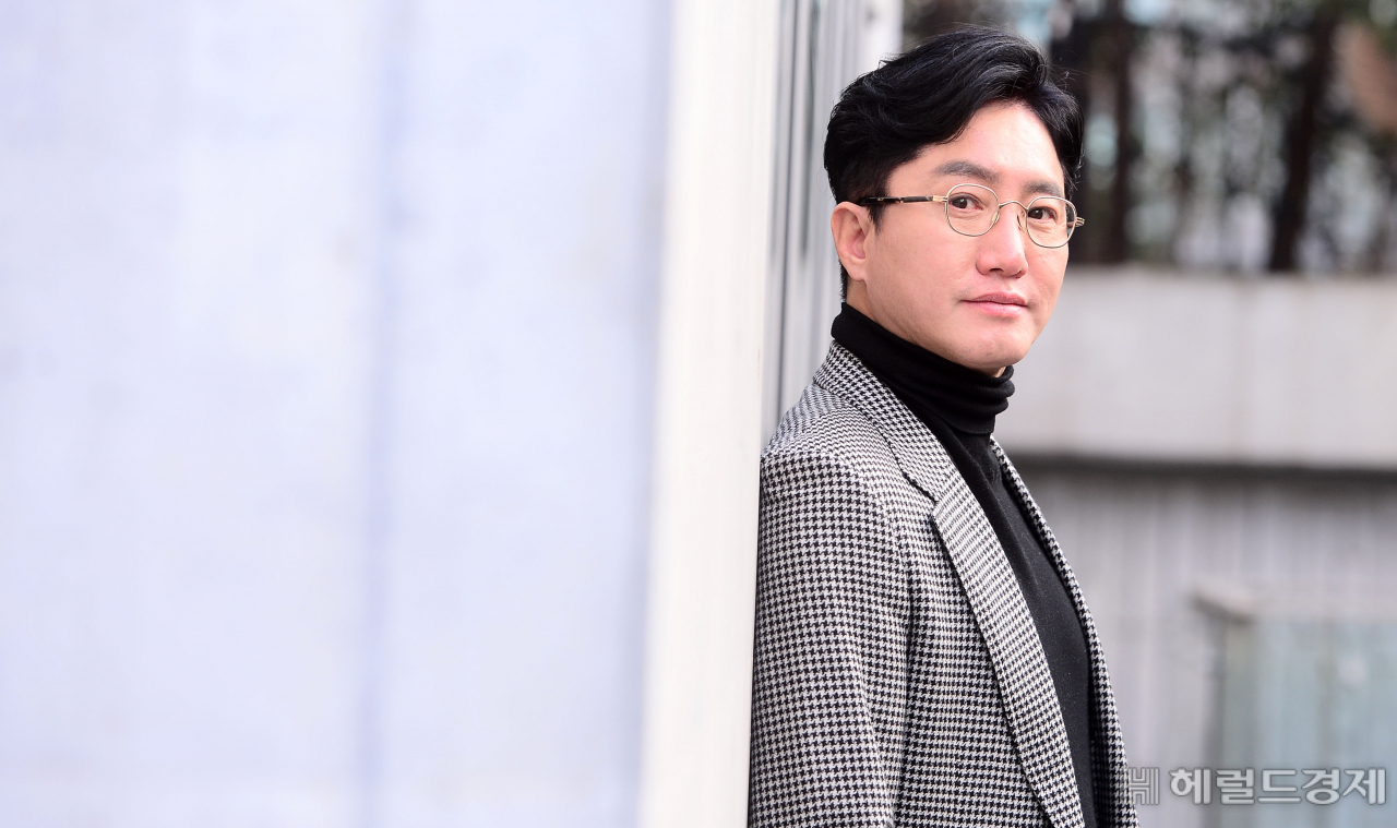 올해로 설립 20주년을 맞는 오디컴퍼니의 수장 신춘수 대표는 ‘뮤지컬 계의 돈키호테’로 불린다. 무도한 도전을 멈추지 않으면서 성공과 실패를 거듭했고, 꿈을 현실로 만들며 업계의 발전을 이끌었다. 신 대표는 지금 ”뮤지컬 계의 건강한 생태계 구축”을 위한 무거운 책임감을 안고 팬데믹 시대를 보내고 있다. 이상섭 기자 babtong@heraldcorp.com