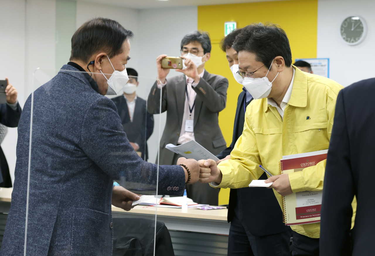 황희 신임 문체부 장관이 16일 업계 대표와의 현장간담회 직전 방역수칙에 맞춘 인사를 나누고 있다.