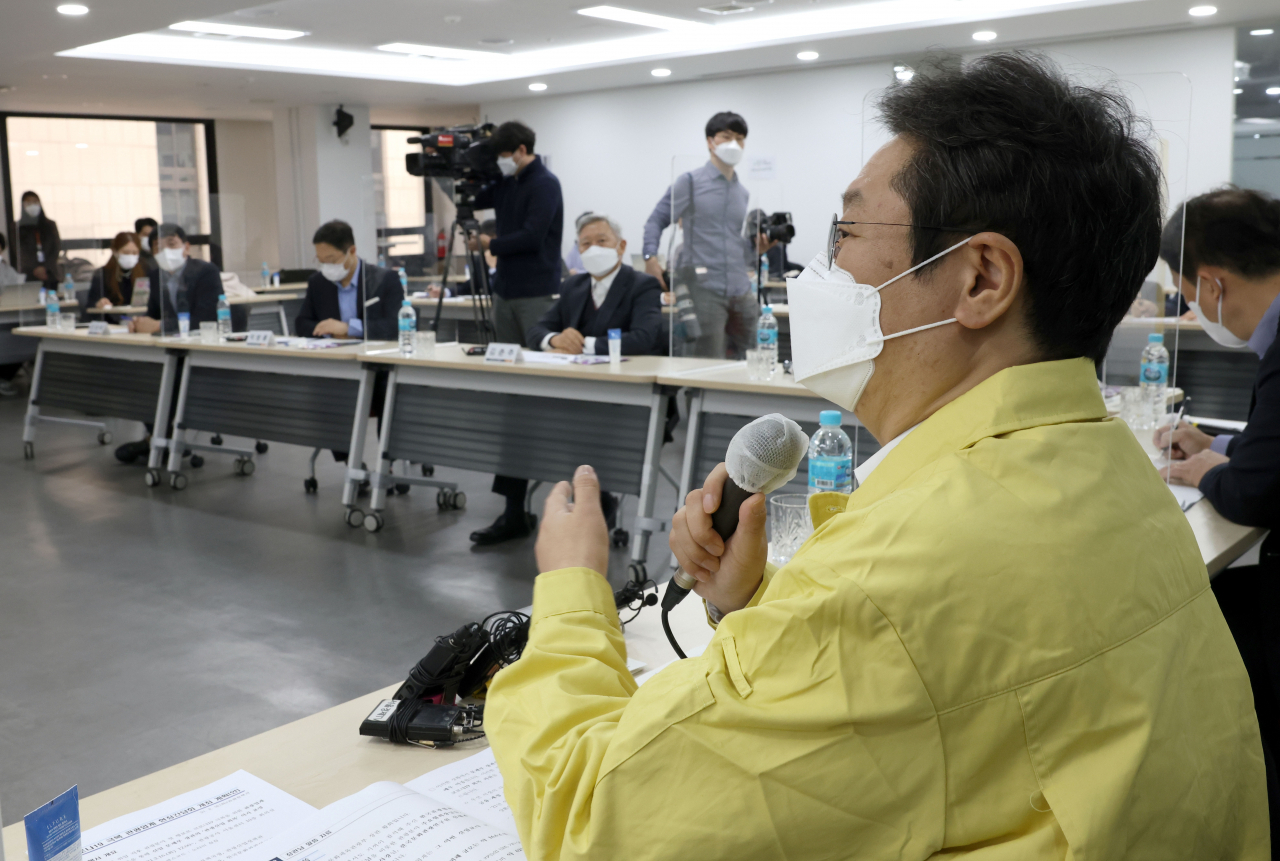 황희 신임 문체부장관이 업계 대표들의 건의사항에 대한 답변을 하고 있다.