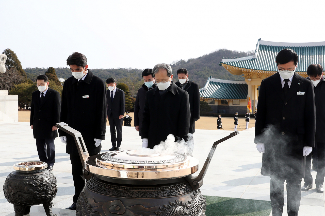 국가철도공단 김한영 이사장(중앙)이 16일 공단 본사에서 이사장 취임식을 가진 후 국립대전현충원에서 참배를 하고있다. [국가철도공단 제공]