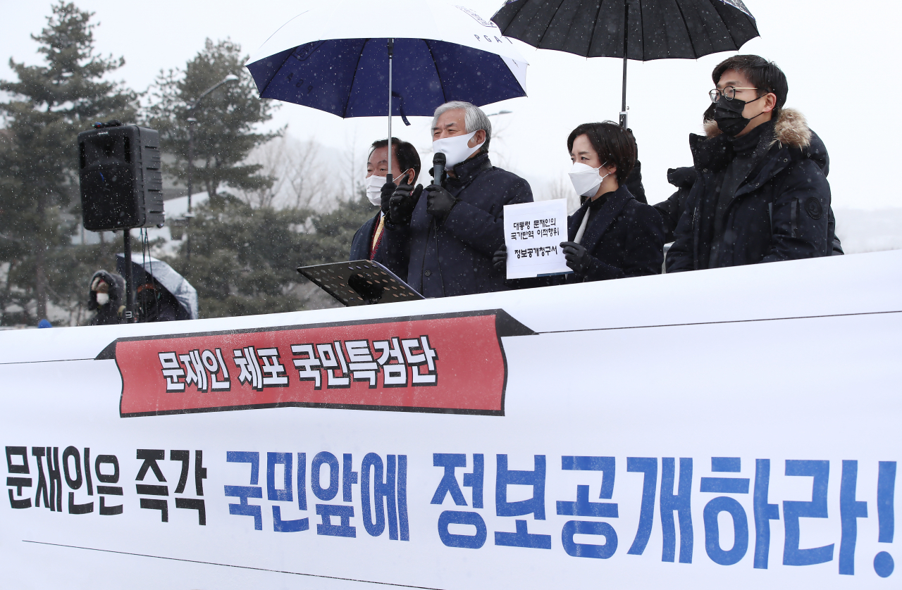 전광훈 사랑제일교회 목사가 16일 서울 청와대 분수대 앞에서 문재인 대통령 체포 국민특검단 기자회견을 하고 있다. [연합]