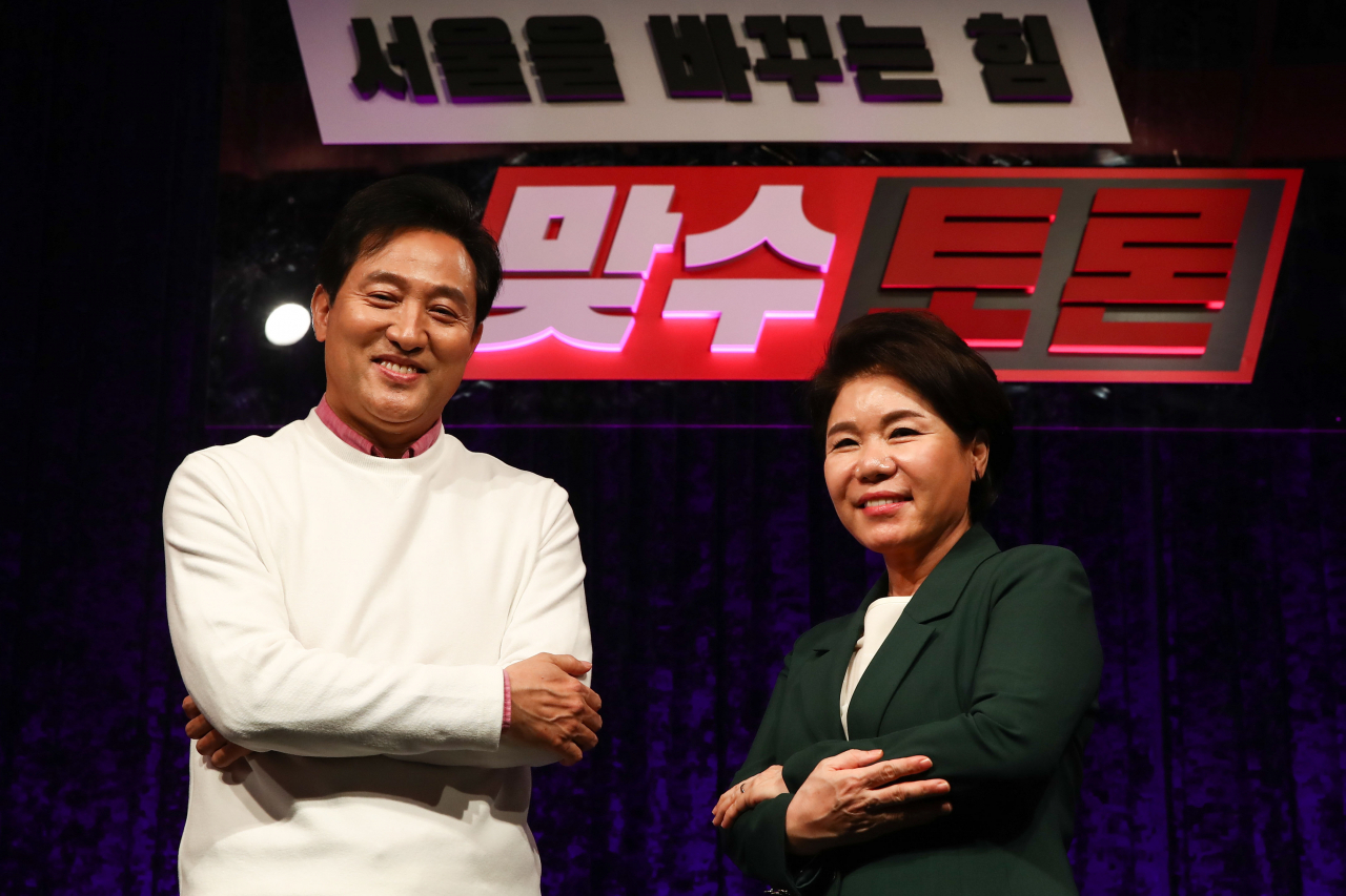 16일 서울 용산구 백범 김구 기념관 대회의실에서 열린 국민의힘 '서울을 바꾸는힘 제1차 맞수토론'에서 오세훈(왼쪽), 조은희 서울시장 보궐선거 경선 후보들이 기념촬영을 하고 있다. [국회사진기자단]