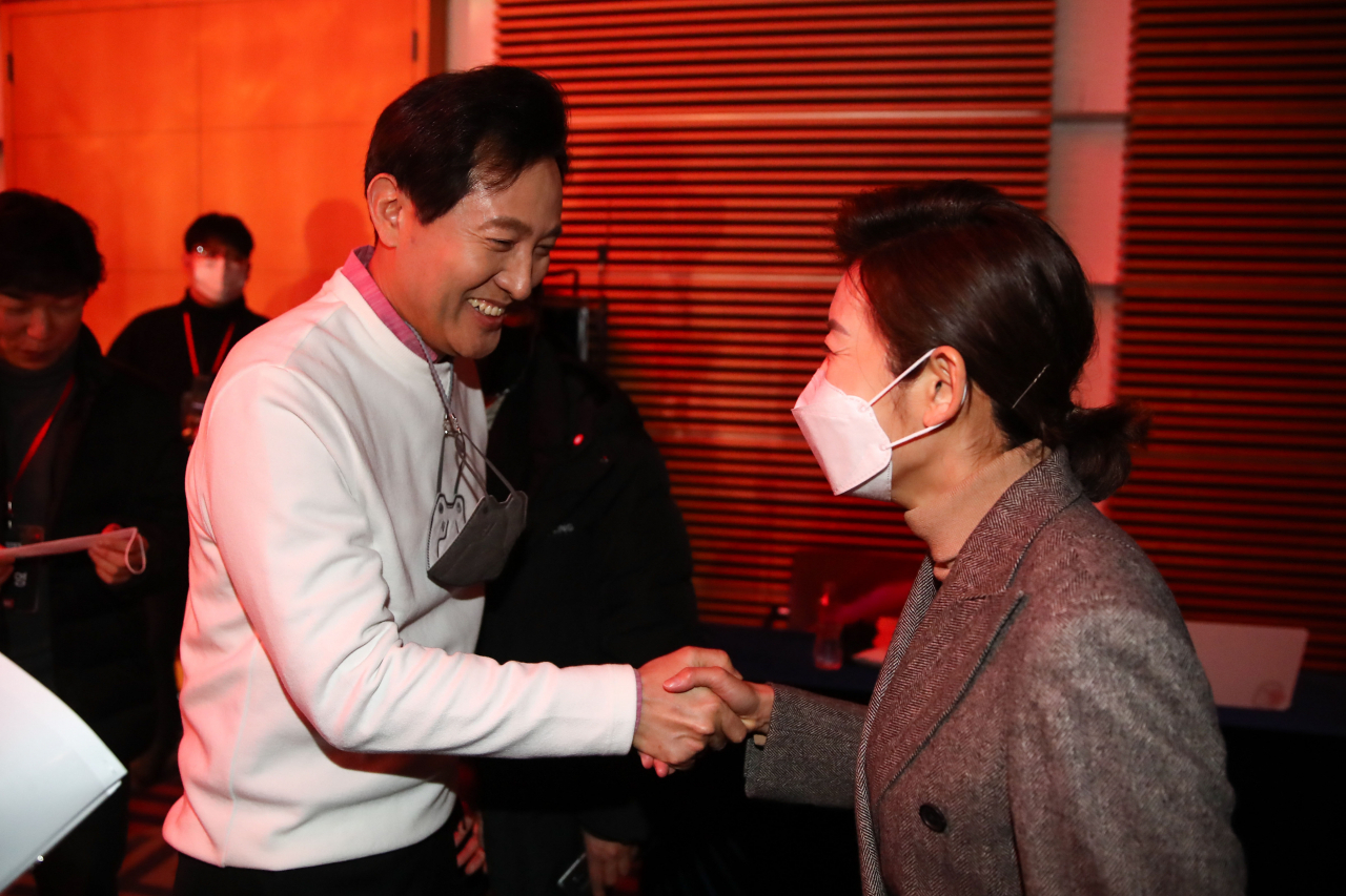 서울시장 보궐선거 국민의힘 오세훈(왼쪽), 나경원 경선 후보가 16일 서울 용산구 백범 김구기념관에서 열린 국민의힘 '서울을 바꾸는 힘 제1차 맞수토론'에서 인사하고 있다. [국회사진기자단]