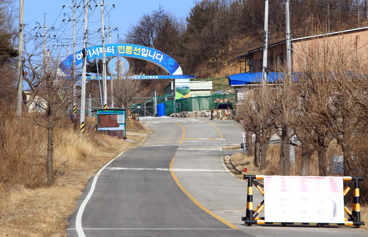동해 민통선 일대에서 신병이 확보된 신원미상의 인물로 통일전망대 관광객 등 일반인들의 민통선 출입이 전면 차단된 16일 강원 고성지역 민통선 일대에 적막감이 감돌고 있다. [연합]