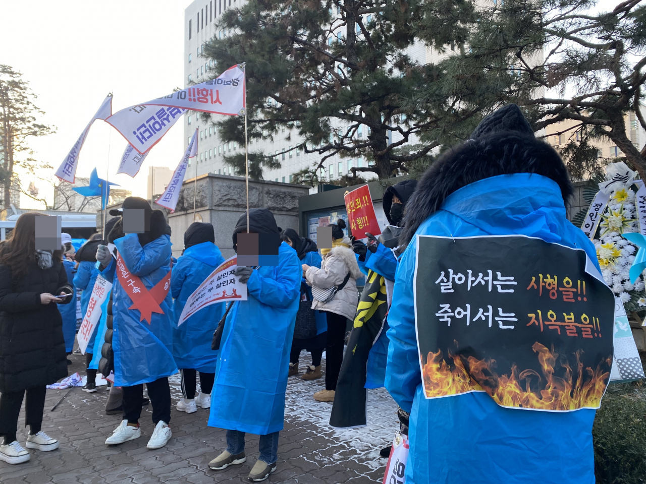 ‘정인이 사건’으로 기소된 양부모에 대한 2차 공판기일이 열리는 17일 오전 서울 양천구 서울남부지법 앞에서 대한아동학대방지협회 회원들이 재판이 열리기 전부터 모여 양부모에 대한 처벌을 촉구하는 집회를 열고 있다. 주소현 기자/addressh@heraldcorp.com