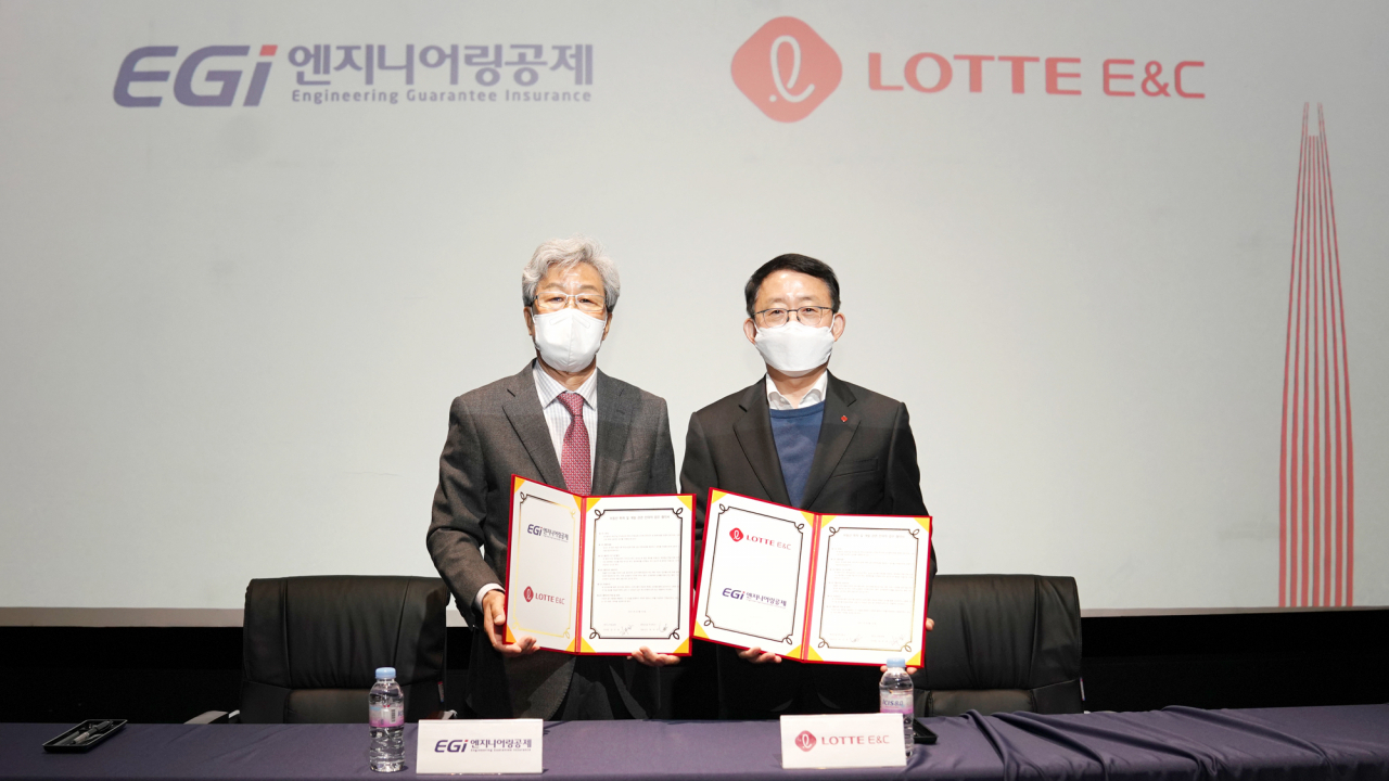 롯데건설 하석주 대표이사(오른쪽)와 엔지니어링공제조합 김수보 이사장.[롯데건설 제공]