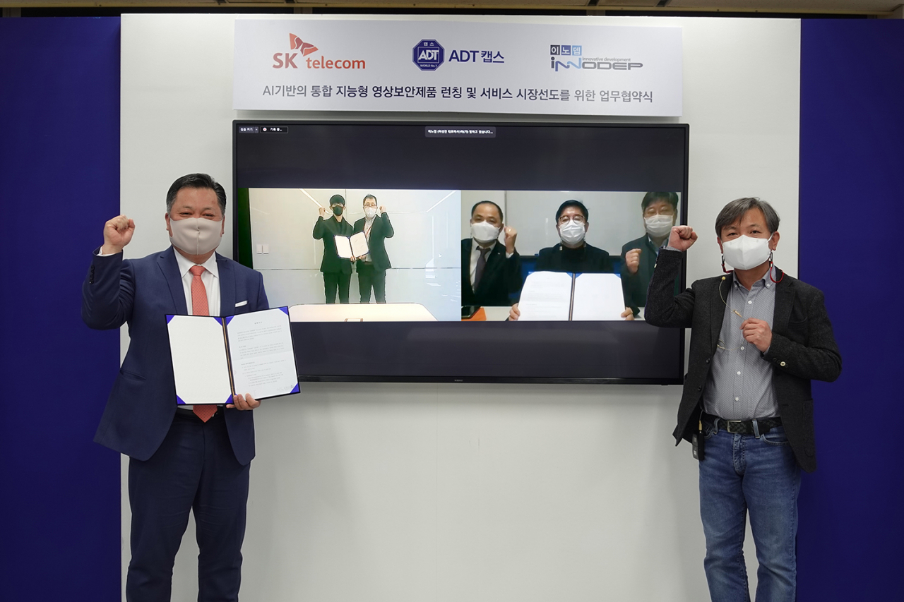 화상회의로 진행된 SK텔레콤, ADT캡스, 이노뎁의 ‘인공지능(AI) 기반 지능형 영상분석 솔루션 사업화’ 협약식에서 관계자들이 기념사진을 찍고 있다. [SK텔레콤 제공]