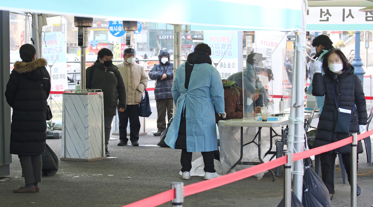 신종 코로나바이러스감염증(코로나19) 신규 확진자 수가 600명 대로 증가한 17일 오전 서울역광장에 마련된 코로나19 임시선별검사소에서 시민들이 검사를 받기 위해 대기하고 있다. 연합뉴스