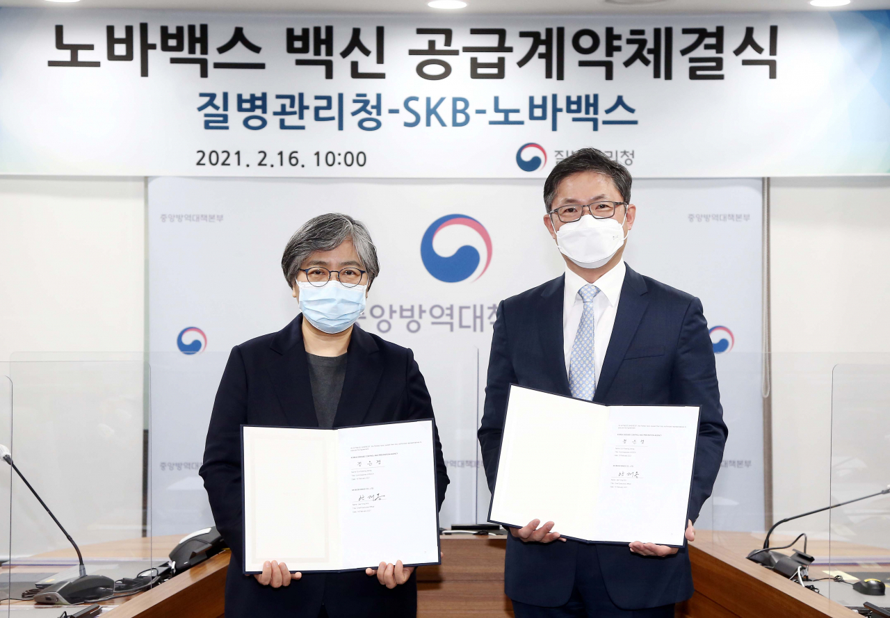 지난 16일 충북 오송 질병관리청에서 정은경 질병관리청장(왼쪽)과 안재용 SK바이오사이언스가 코로나19 백신 국내 공급계약을 체결한 후 기념사진을 찍고 있다. [질병관리청 제공]
