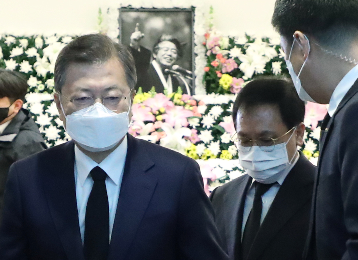 문재인 대통령이 17일 오전 서울 종로구 서울대학교병원 장례식장에 마련된 고 백기완 통일문제연구소장 빈소를 조문하고 빈소를 나서고 있다. [연합]