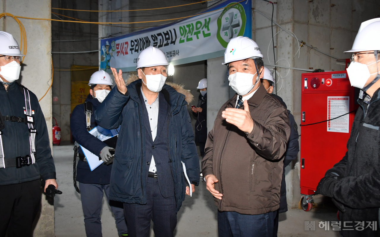 서정협 서울시장 권한대행이 지난 16일 오후 서울 구로구 G밸리 문화복지센터 건설현장을 찾아 관계자들에게 안전한 공사를 당부하고 있다. 서 권한대행은 이날 1만 1593개 기업이 입주하고 14만 6333명이 종사하는 서울 최대 산업단지인 G밸리에 방문했다. 서 권한대행은 G밸리 내에 조성 중인 문화·복지 인프라 공사 진행 상황과 G밸리 제조 스타트업 지원 시스템 점검을 시작으로 전기·전자·소프트웨어 분야 하드웨어 스타트업들을 위해 조성한 '메이커 스페이스 G캠프', 남구로 인근 인력사무소를 중심으로 활동하는 외국인 근로자들의 코로나19 확산 방지를 위한 '찾아가는 선별진료소'를 방문해 현장을 둘러봤다. [서울시 제공]