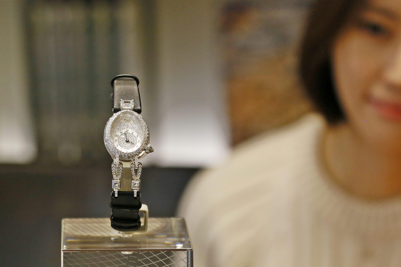 갤러리아백화점은 17일 브레게(Breguet)의 ‘르 프티 트리아농’을 국내 최초로 선보였다. [갤러리아백화점 제공]