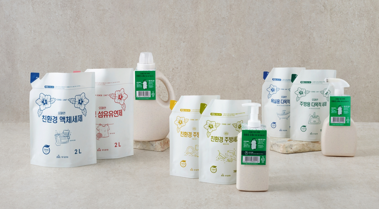 롯데마트는 플라스틱 캡이 없는 세제 리필 파우치 상품을 선보인다.[롯데마트 제공]