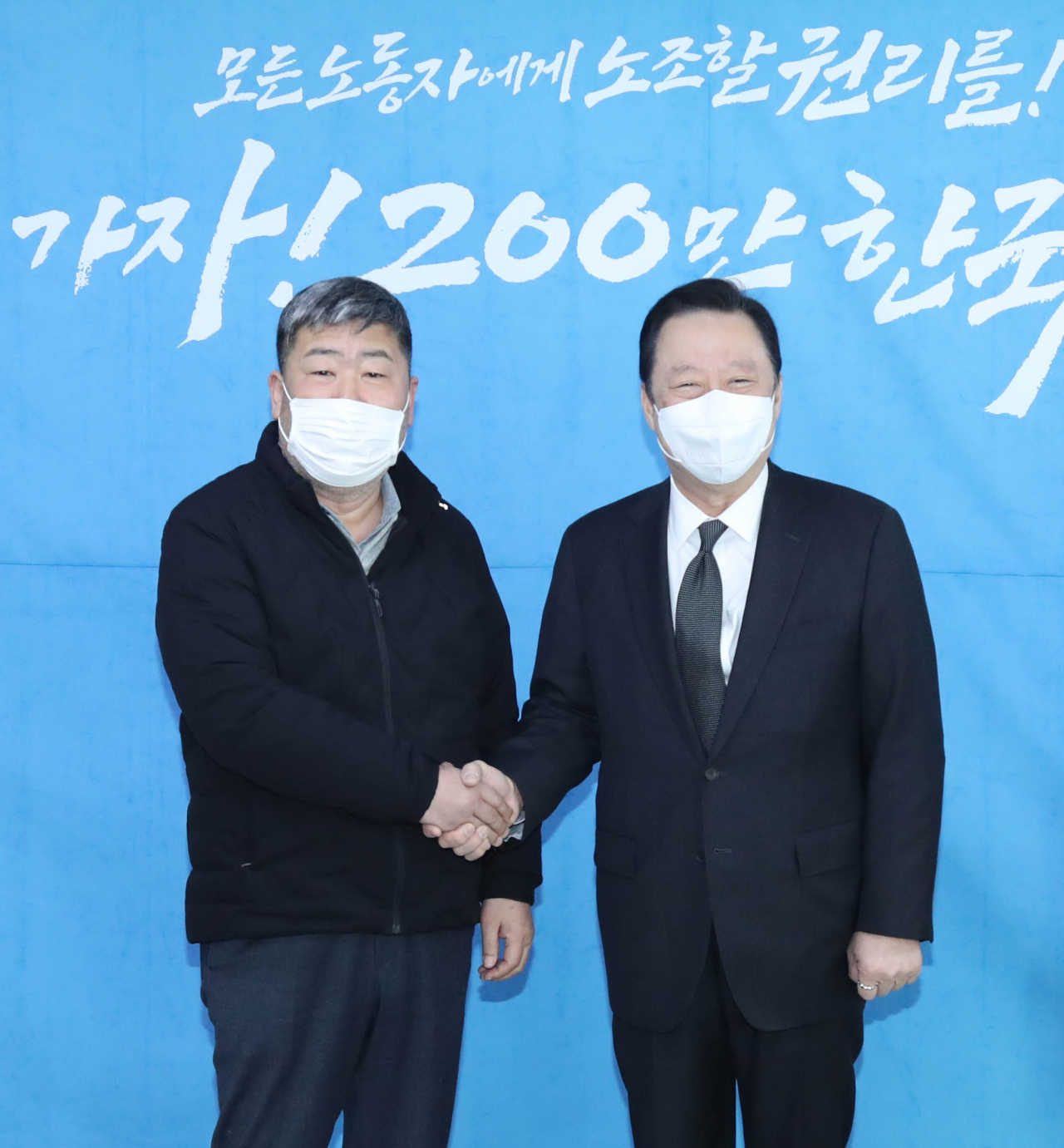 박용만 대한상공회의소 회장(사진 오른쪽)과 김동명 한국노총 위원장이 17일 오전 서울 여의도 한국노총에서 간담회를 가졌다. [대한상의 제공]