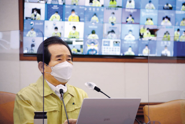 정세균 국무총리가 17일 오전 정부서울청사에서 열린 신종 코로나바이러스 감염증(코로나19) 대응 중앙재난안전대책본부(중대본) 회의에서 발언하고 있다. [연합]