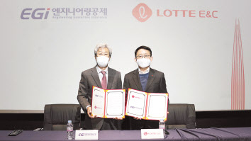 롯데건설 하석주 대표이사(오른쪽)와 엔지니어링공제조합 김수보 이사장. [롯데건설 제공]