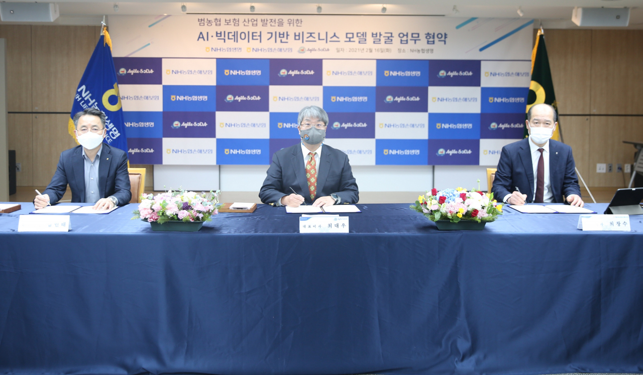 NH농협생명과 NH농협손해보험은 16일 서울 서대문구 NH농협생명 본사에서 AI전문기업 애자일소다와 ‘AI·빅데이터 기반 비즈니스 모델’ 공동 연구개발을 위한 상호업무협약(MOU)을 체결하고 있다. [NH농협생명 제공]
