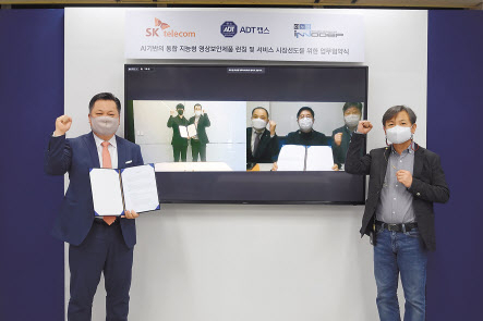 화상회의로 진행된 SK텔레콤, ADT캡스, 이노뎁의 ‘인공지능(AI) 기반 지능형 영상분석 솔루션 사업화’ 협약식에서 관계자들이 화이팅을 외치고 있다. [SK텔레콤 제공]
