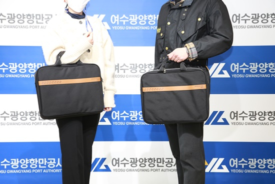 광양항에 버려지는 폐플라스틱을 재활용해 만든 서류가방. [여수광양항만공사 제공]