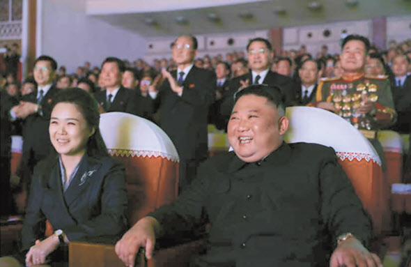 김정은 북한 국무위원장이 지난 16일 부인 리설주 여사와 함께 김정일 국방위원장의 생일(‘광명성절’) 기념 공연을 관람했다고 노동당 기관지 노동신문이 17일 보도했다. 리설주 여사는 지난해 1월 25일 설 명절 기념공연 관람 이후 약 1년 1개월만에 공개석상에 모습을 드러냈다. [연합]