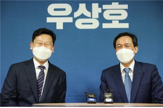 우상호(오른쪽) 더불어민주당 서울시장 경선후보와 고(故) 노무현 전 대통령의 사위 곽상언 변호사