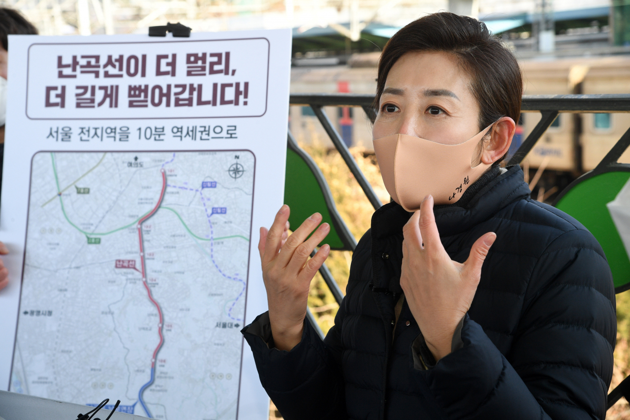 나경원 국민의힘 서울시장 경선후보가 17일 서울 금천구 금천구청역 인근에서 교통사각지대 해소 공약 발표를 하고 있다. [국회사진기자단]