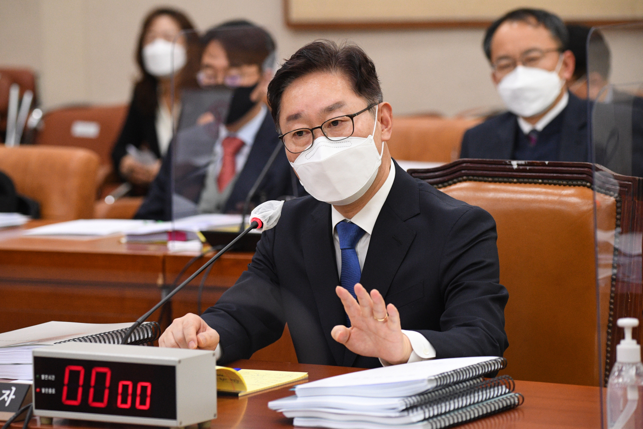 박범계 법무부장관이 후보자 신분이던 지난달 25일 국회 법제사법위원회에서 열린 인사청문회에서 질의에 답변하고 있다. [연합]