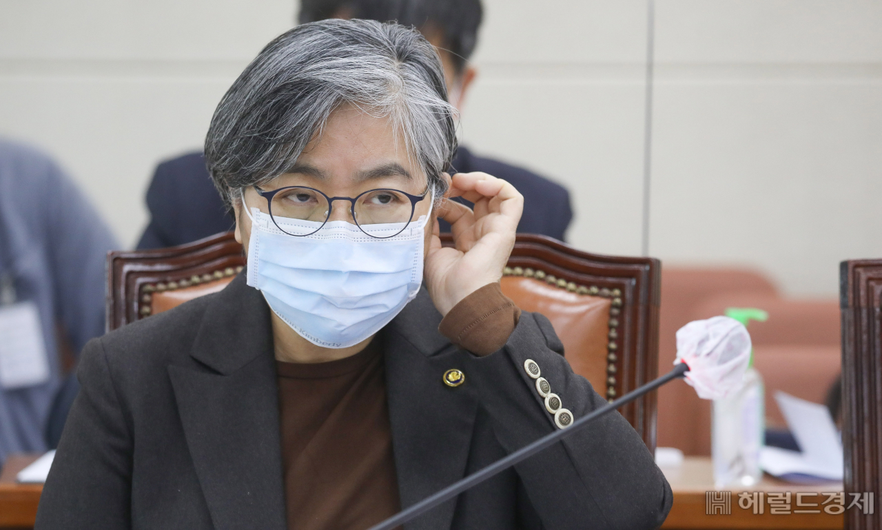 [헤럴드경제=이상섭 기자] 정은경 질병관리청장이 17일 서울 여의도 국회에서 열린 보건복지위원회 전체회의에서 마스크를 고쳐쓰고 있다. babtong@heraldcorp.com