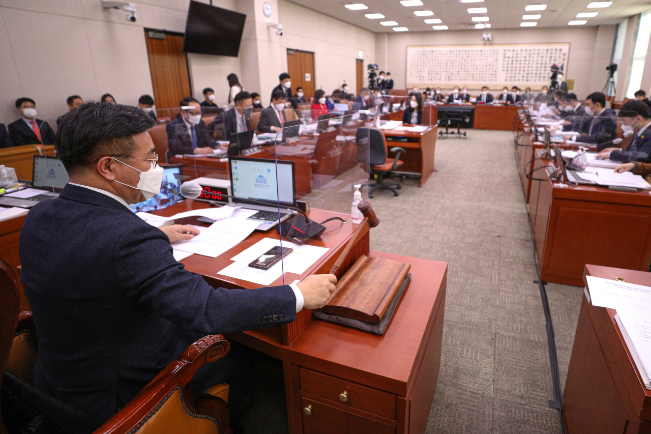 17일 국회에서 열린 법제사법위원회 전체회의에서 윤호중 법사위원장이 의사봉을 두드리고 있다. [헤럴드경제=이상섭 기자]