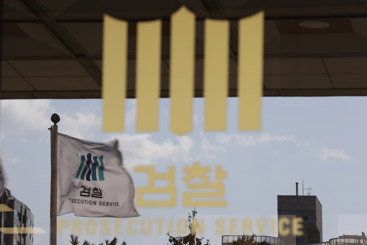 이성윤 서울중앙지검장이 17일 대검 반부패강력부장 시절 김학의 전 법무부 차관의 불법 출국금지 의혹 수사를 막았다는 의혹이 불거진 것과 관련해 “전혀 사실이 아니다”라고 반박했다. 사진은 이날 오전 서울 서초구 중앙지검의 모습. [연합]