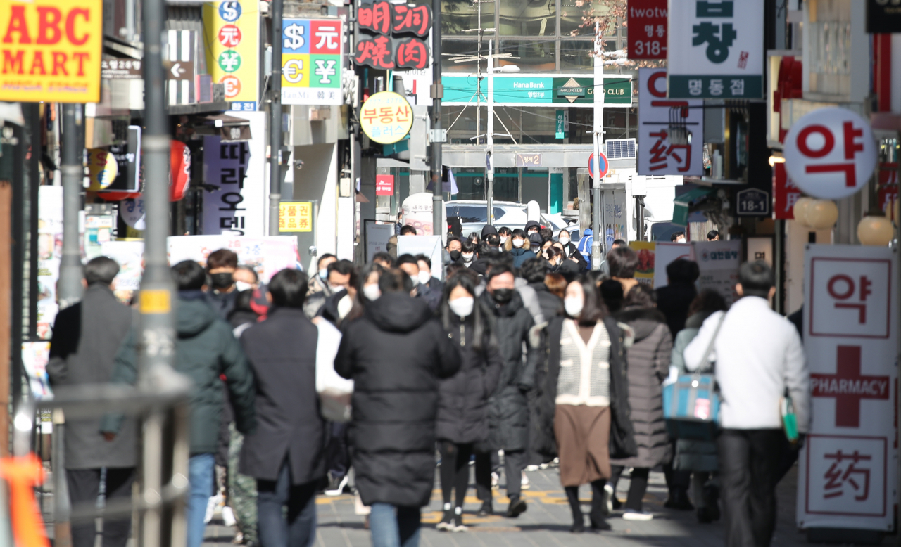17일 국내 신종 코로나바이러스 감염증(코로나19)신규 확진자가 600명대를 넘어서면서 정부의 ‘사회적 거리두기’ 개편안 적용 시점이 늦춰질 것으로 보인다. [연합]