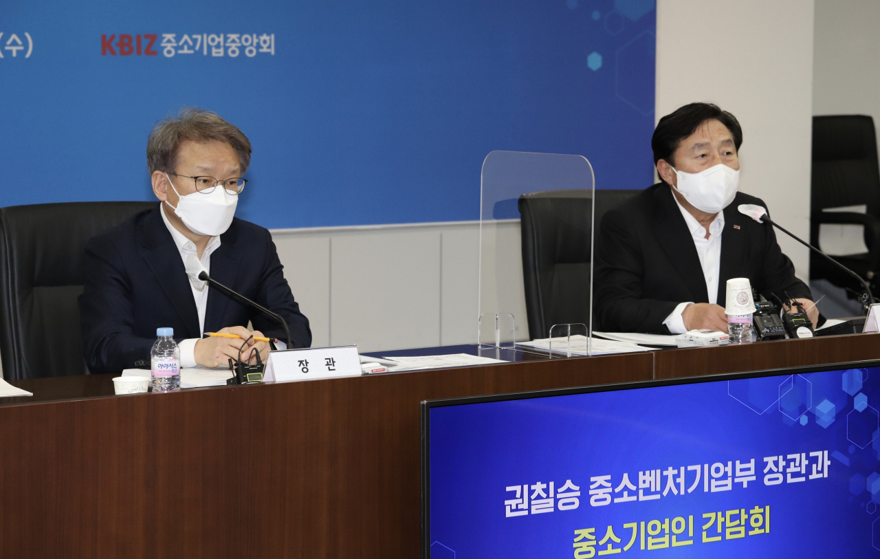 권칠승 중소벤처기업부 장관(왼쪽)과 김기문 중소기업중앙회 회장이 17일 진행된 중소기업인 간담회에 참석했다.[중소기업중앙회 제공]