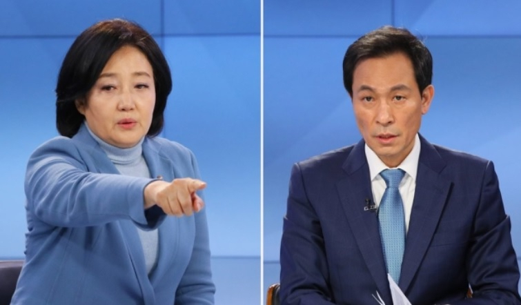 더불어민주당 박영선(왼쪽), 우상호 서울시장 경선후보가 17일 서울 종로구 연합뉴스TV에서 더불어민주당 서울시장 경선후보 TV토론을 하고 있다[연합]