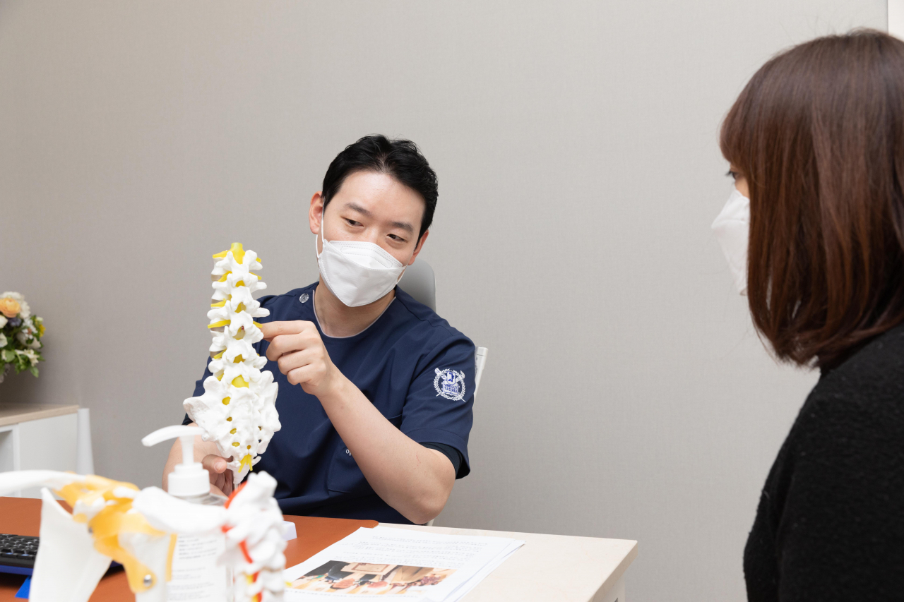 이재우통증의학과 이재우 원장이 환자에게 설명을 하고있다.