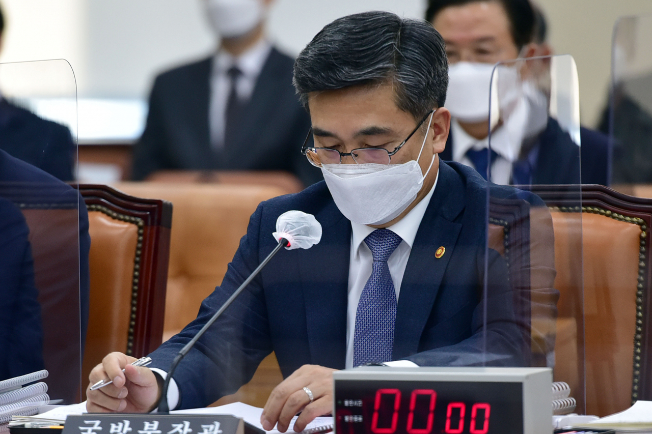 서욱 국방부 장관이 17일 오후 국회 국방위원회 전체회의에 출석해 자료를 살펴보고 있다. 이상섭 기자