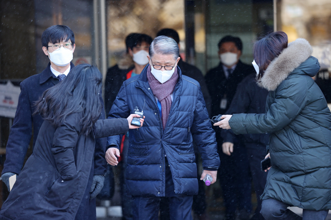 '회삿돈 횡령·배임 혐의'를 받는 최신원 SK네트웍스 회장이 17일 오후 서울 서초구 중앙지법에서 열린 구속 전 피의자 심문(영장실질심사)을 마친 뒤 법정을 나서고 있는 모습 [연합뉴스 제공]