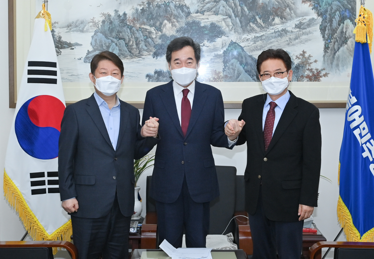 권영진 대구시장과 이철우 경북지사는 17일 이낙연 더불어민주당 대표를 만나 ‘대구경북통합신공항 특별법’의 신속한 처리를 요청했다.[대구시 제공]