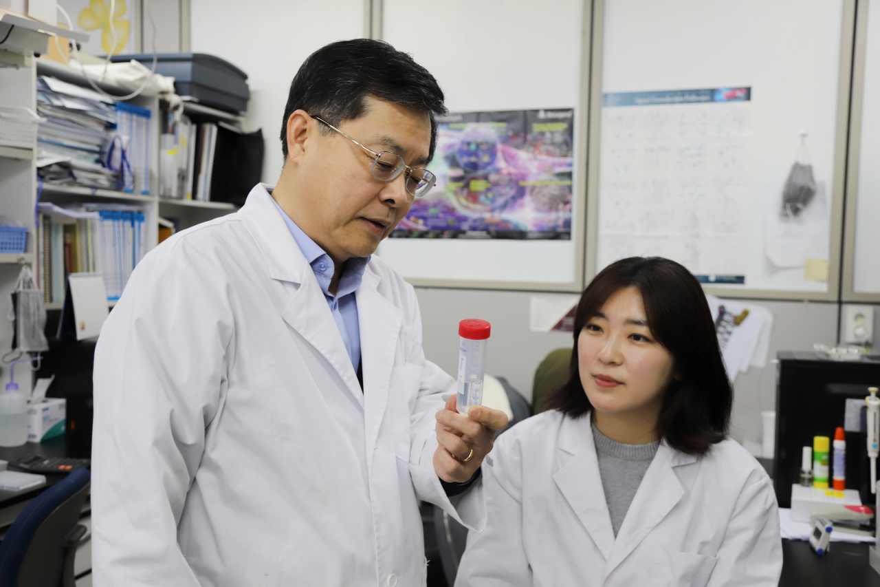 유권(왼쪽) 박사가 암 환자에서 나타나는 섭식장애 관련 연구를 수행하고 있다.[한국생명공학연구원 제공]