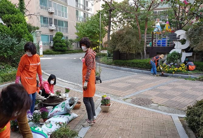 단지 가꾸기 실사. [마포구 제공]