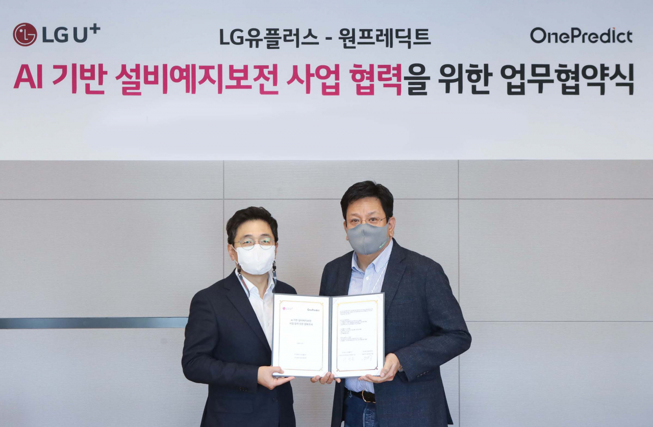 LG유플러스가 인공지능(AI)을 활용해 산업용 설비의 고장·장애 여부를 진단 및 예측하는 ‘AI 기반 설비 예지보전’ 서비스 확대에 나선다고 18일 밝혔다. 사진은 지난 17일 LG유플러스 용산사옥에서 서재용 LG유플러스 상무(오른쪽)와 윤병동 원프레딕트 대표가 업무협약을 체결하고 기념촬영을 하는 모습. [LG유플러스 제공]